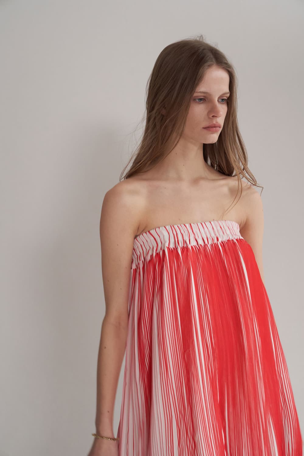 [CAHISIENNE 26SS] Red & White Pleated Off-Shoulder Banded Dress — vue 9