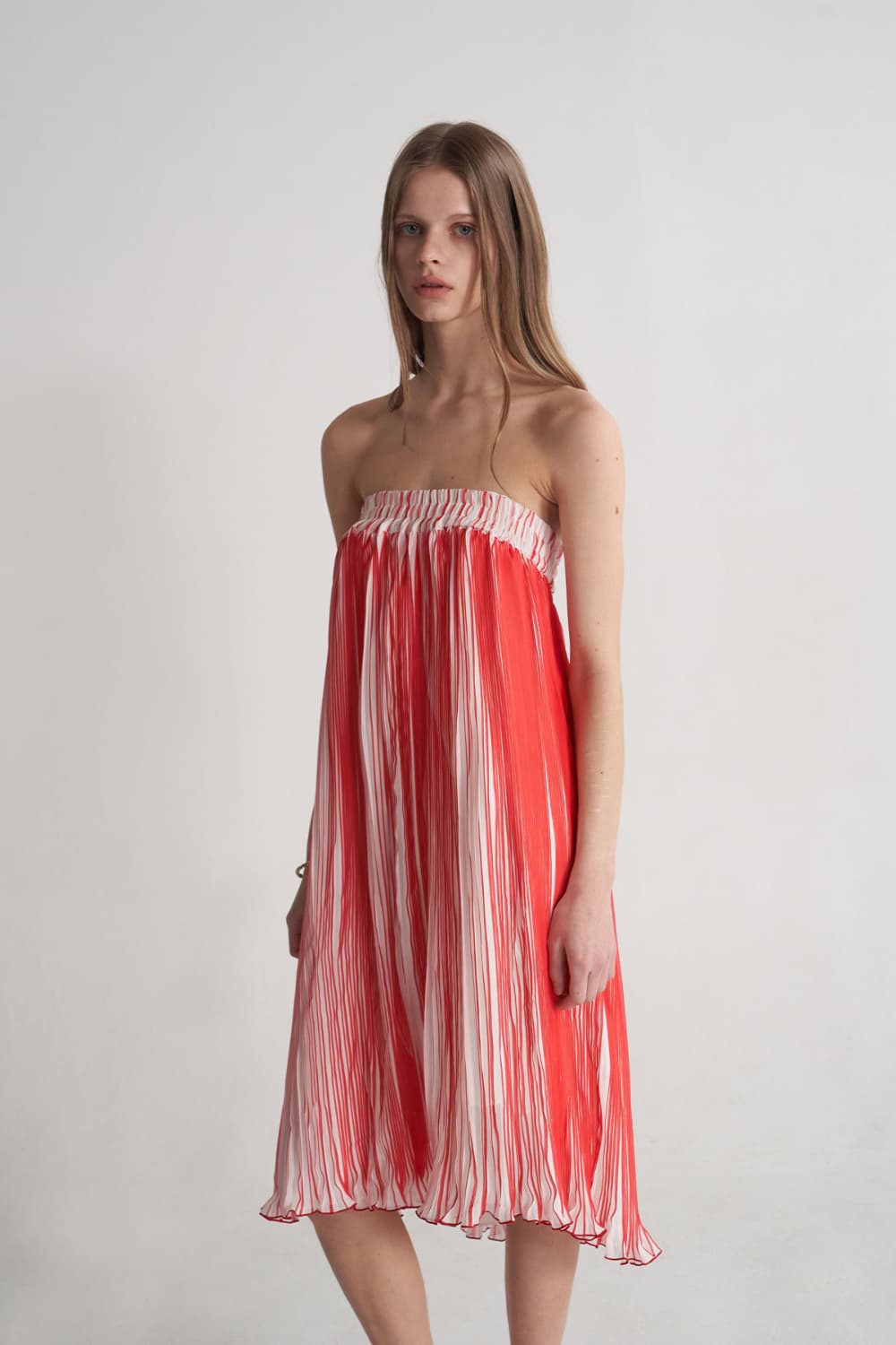 [CAHISIENNE 26SS] Red & White Pleated Off-Shoulder Banded Dress — vue 10