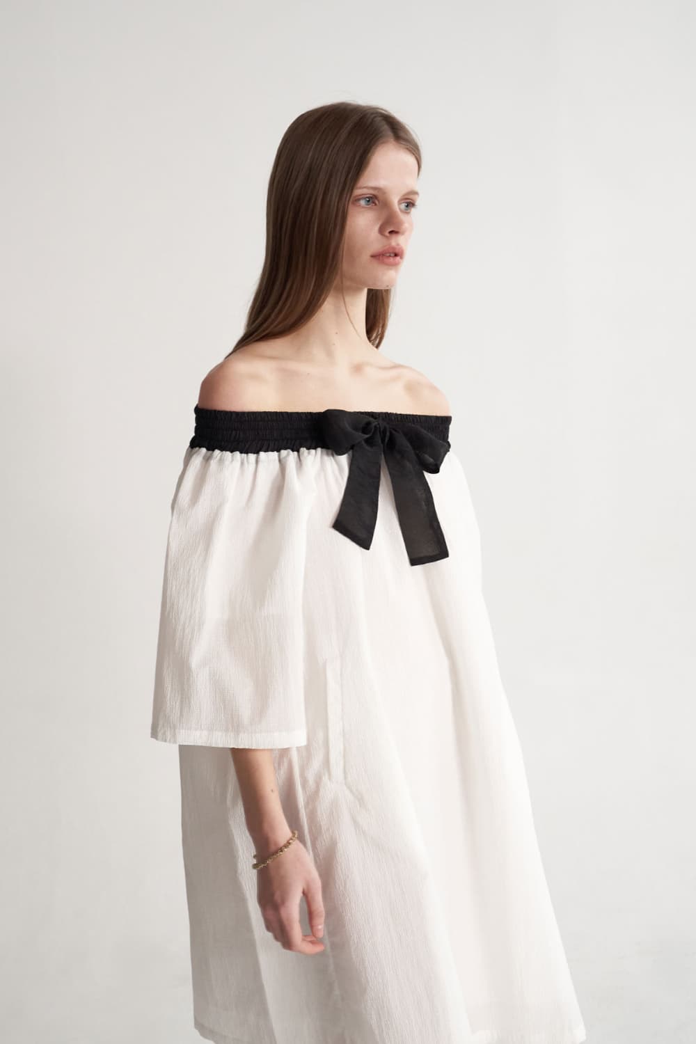 [CAHISIENNE 26SS] Black Ribbon Off-Shoulder White Dress — vue 11