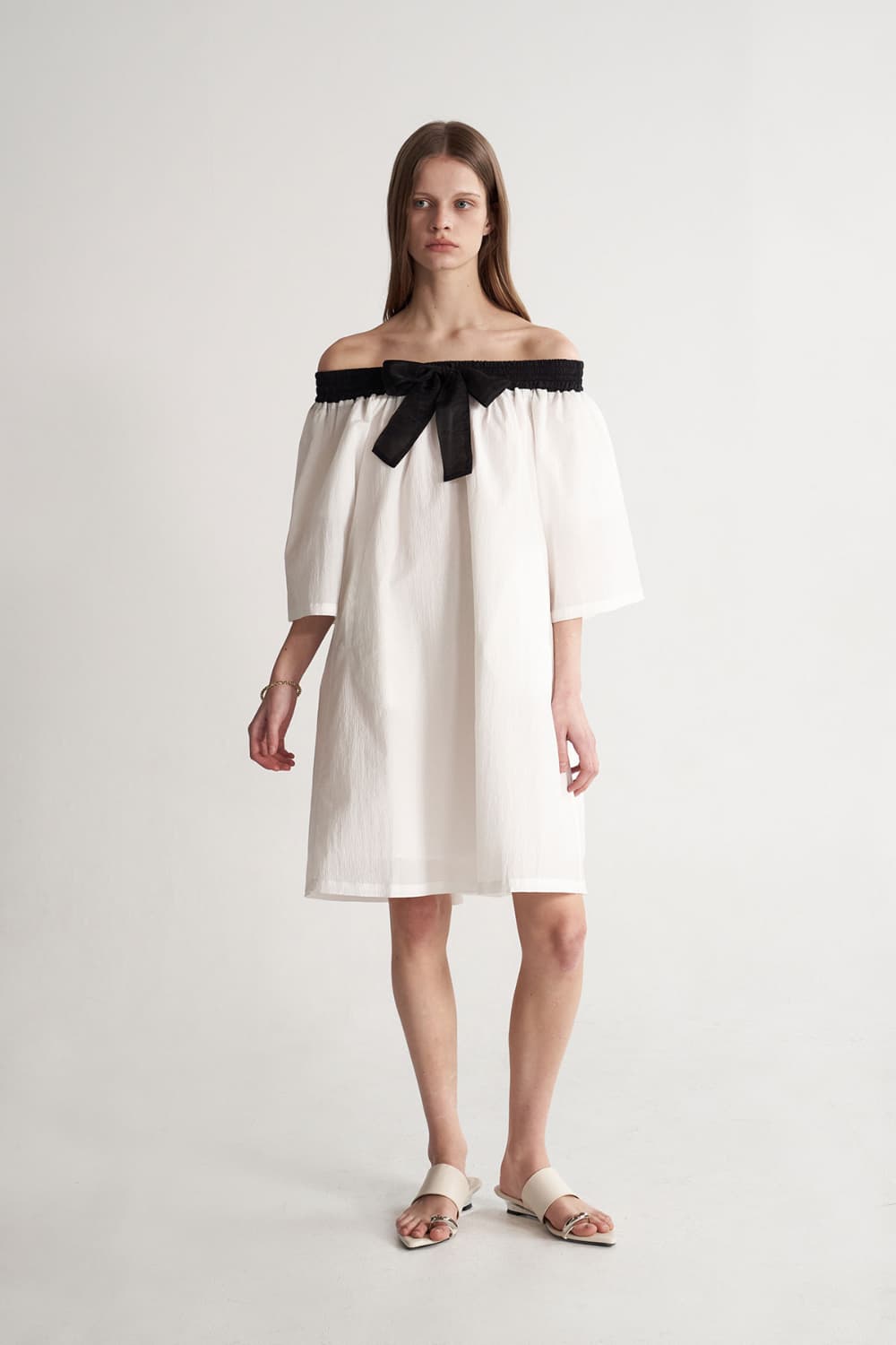 [CAHISIENNE 26SS] Black Ribbon Off-Shoulder White Dress — vue 13