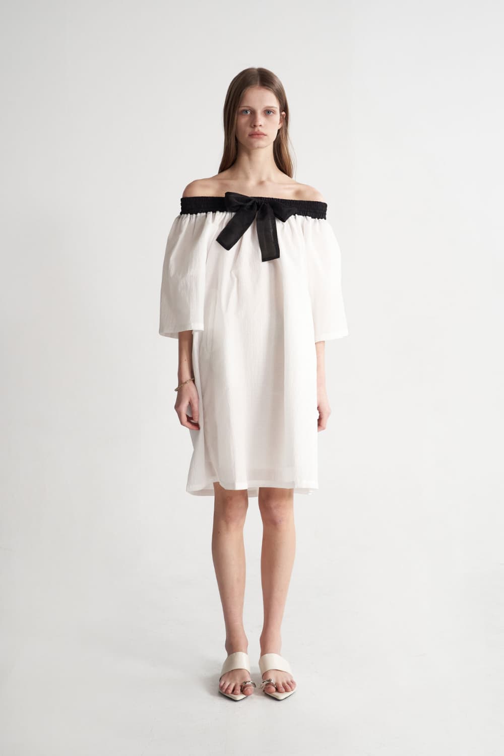 [CAHISIENNE 26SS] Black Ribbon Off-Shoulder White Dress — vue 14