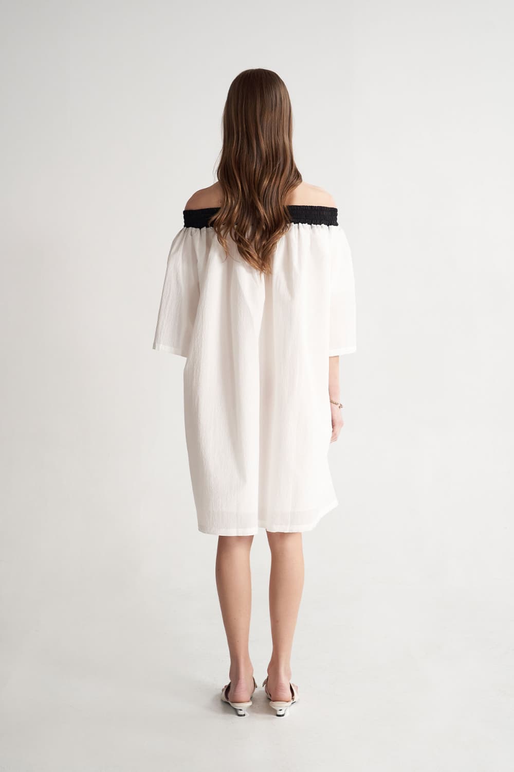 [CAHISIENNE 26SS] Black Ribbon Off-Shoulder White Dress — vue 16