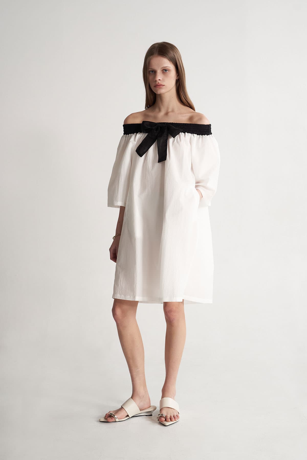 [CAHISIENNE 26SS] Black Ribbon Off-Shoulder White Dress — vue 3