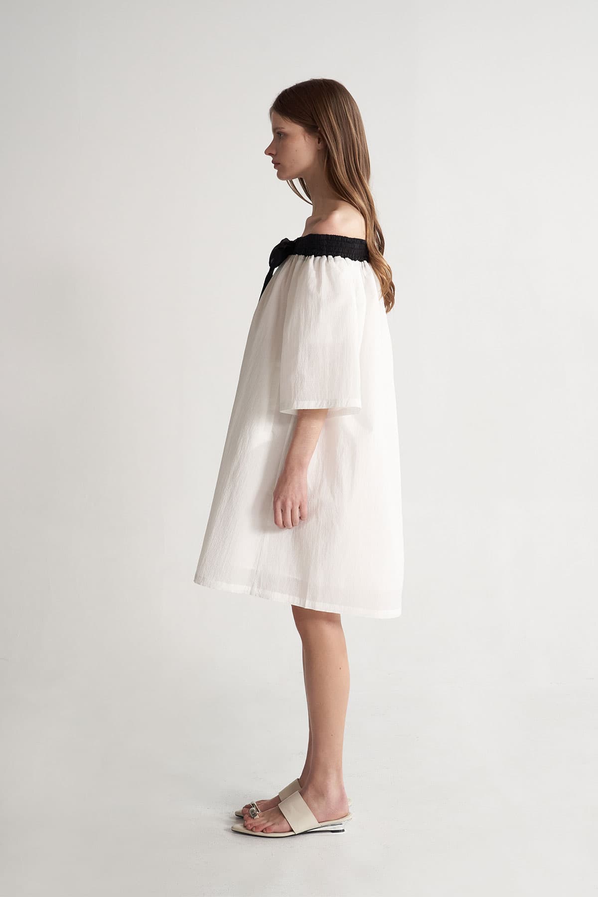 [CAHISIENNE 26SS] Black Ribbon Off-Shoulder White Dress — vue 4