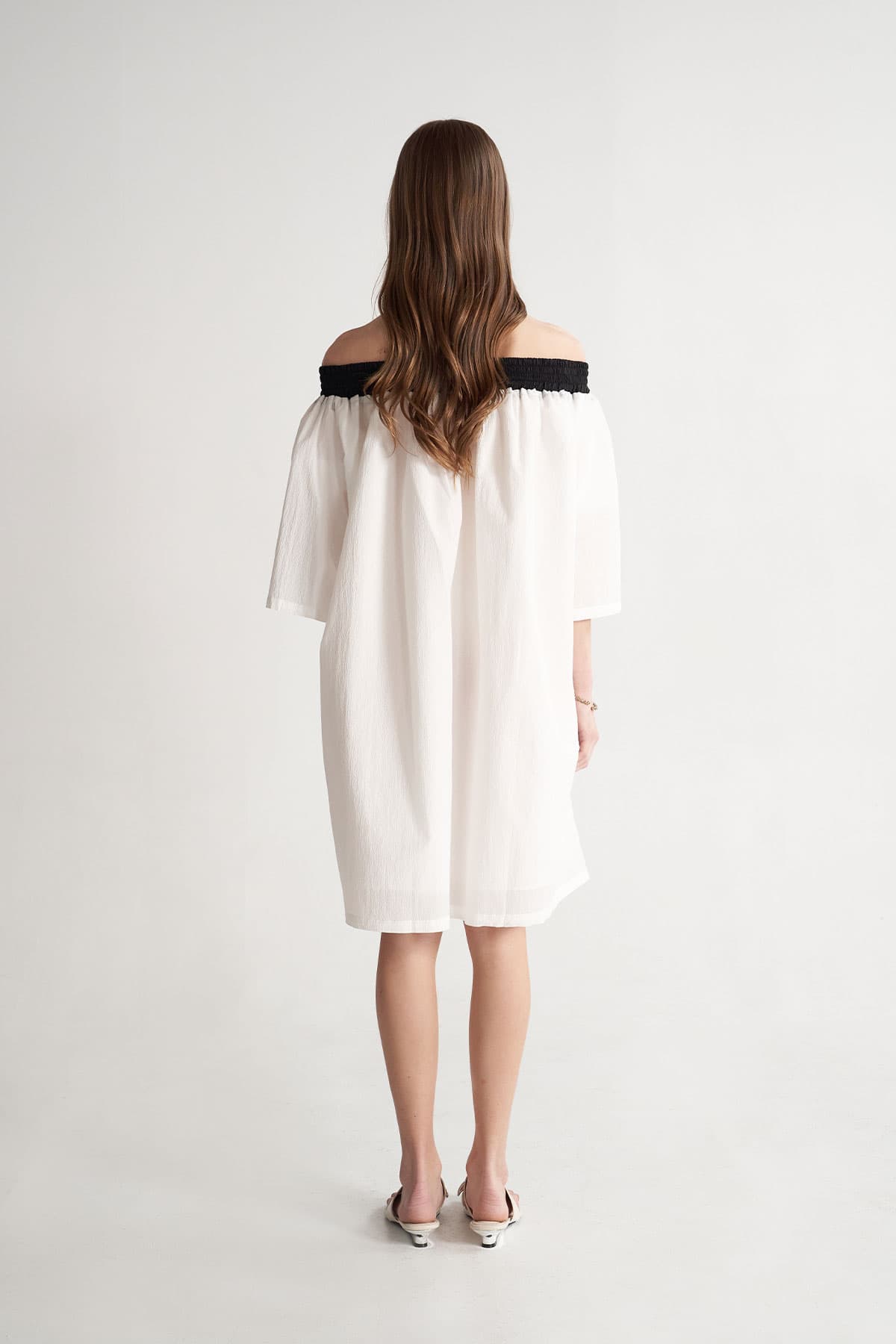 [CAHISIENNE 26SS] Black Ribbon Off-Shoulder White Dress — vue 5