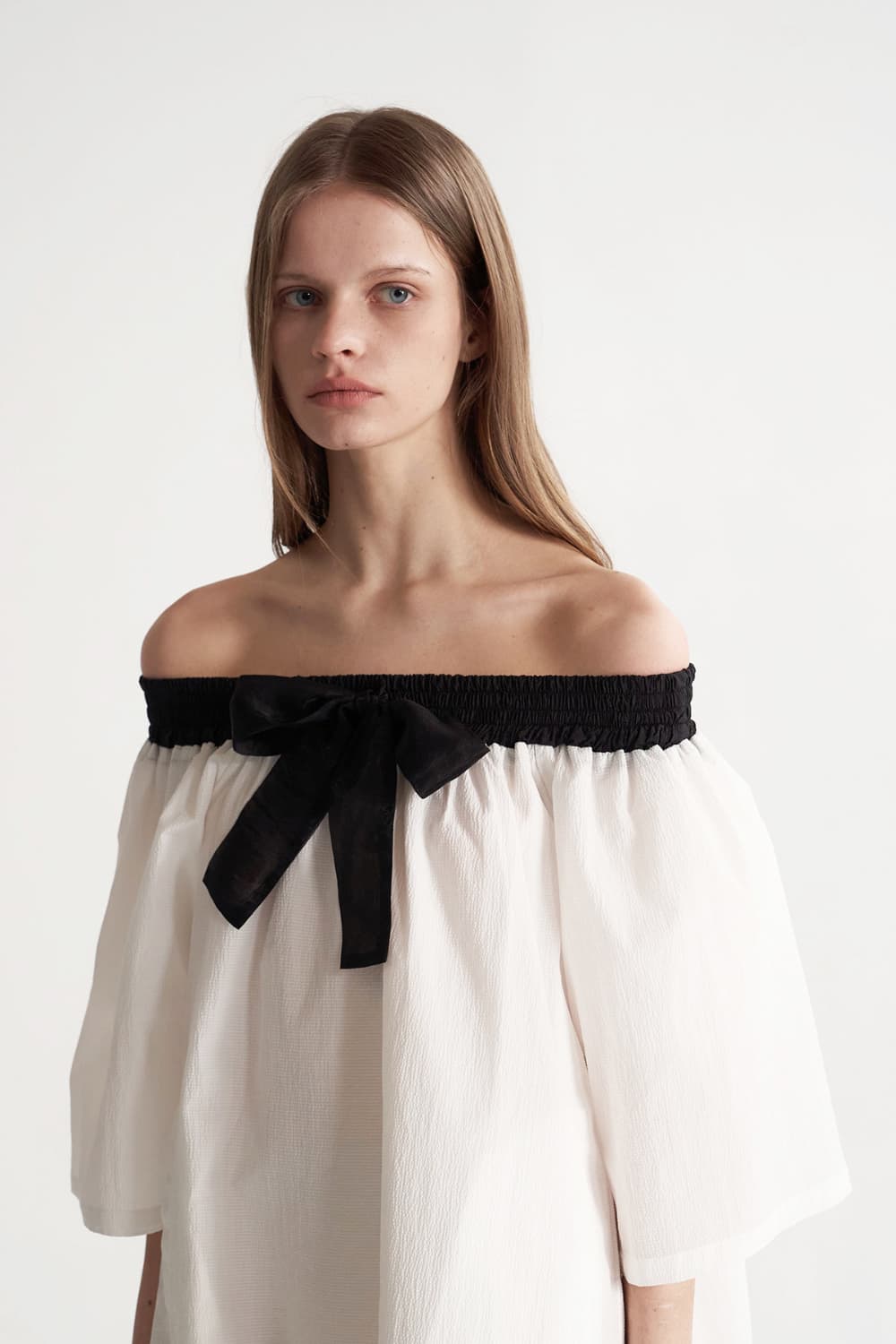 [CAHISIENNE 26SS] Black Ribbon Off-Shoulder White Dress — vue 7