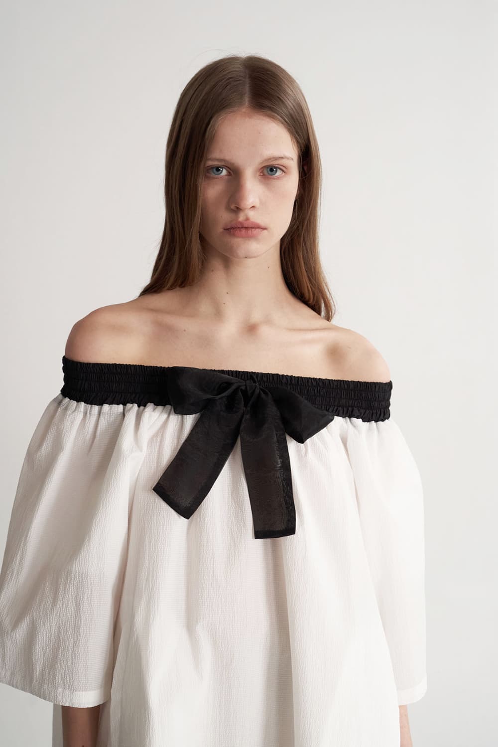 [CAHISIENNE 26SS] Black Ribbon Off-Shoulder White Dress — vue 8