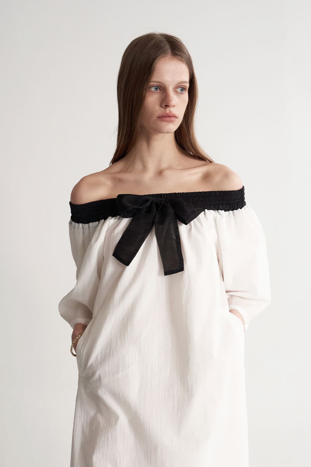 [CAHISIENNE 26SS] Black Ribbon Off-Shoulder White Dress — vue 9