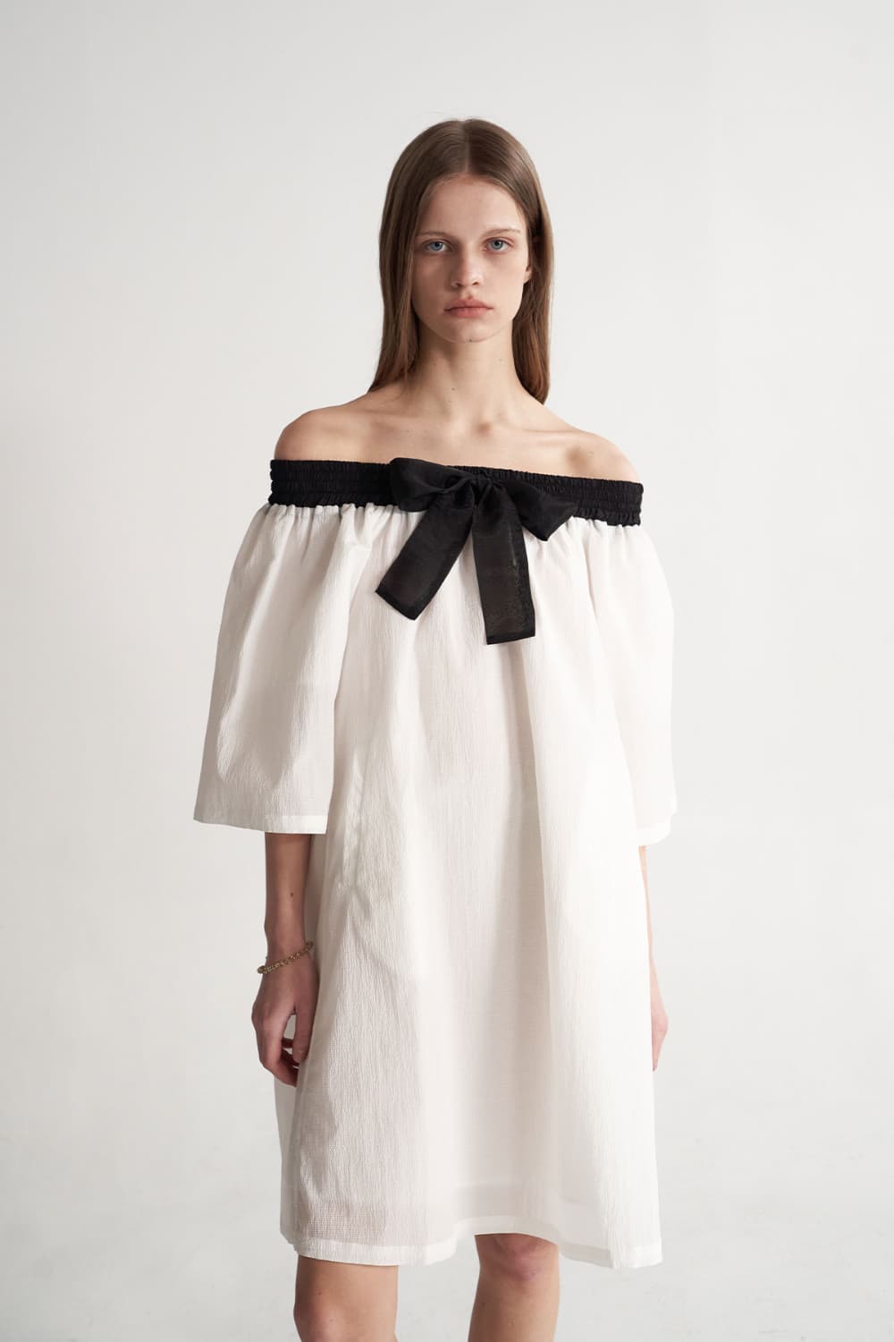 [CAHISIENNE 26SS] Black Ribbon Off-Shoulder White Dress — vue 10