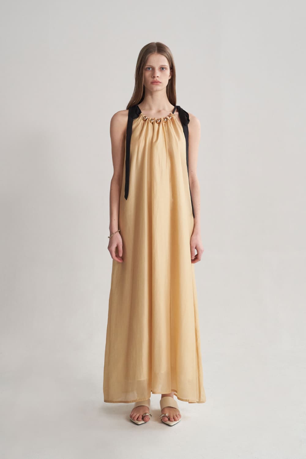 [CAHISIENNE 26SS] Gold Bead Ribbon Shoulder Maxi Dress — vue 13