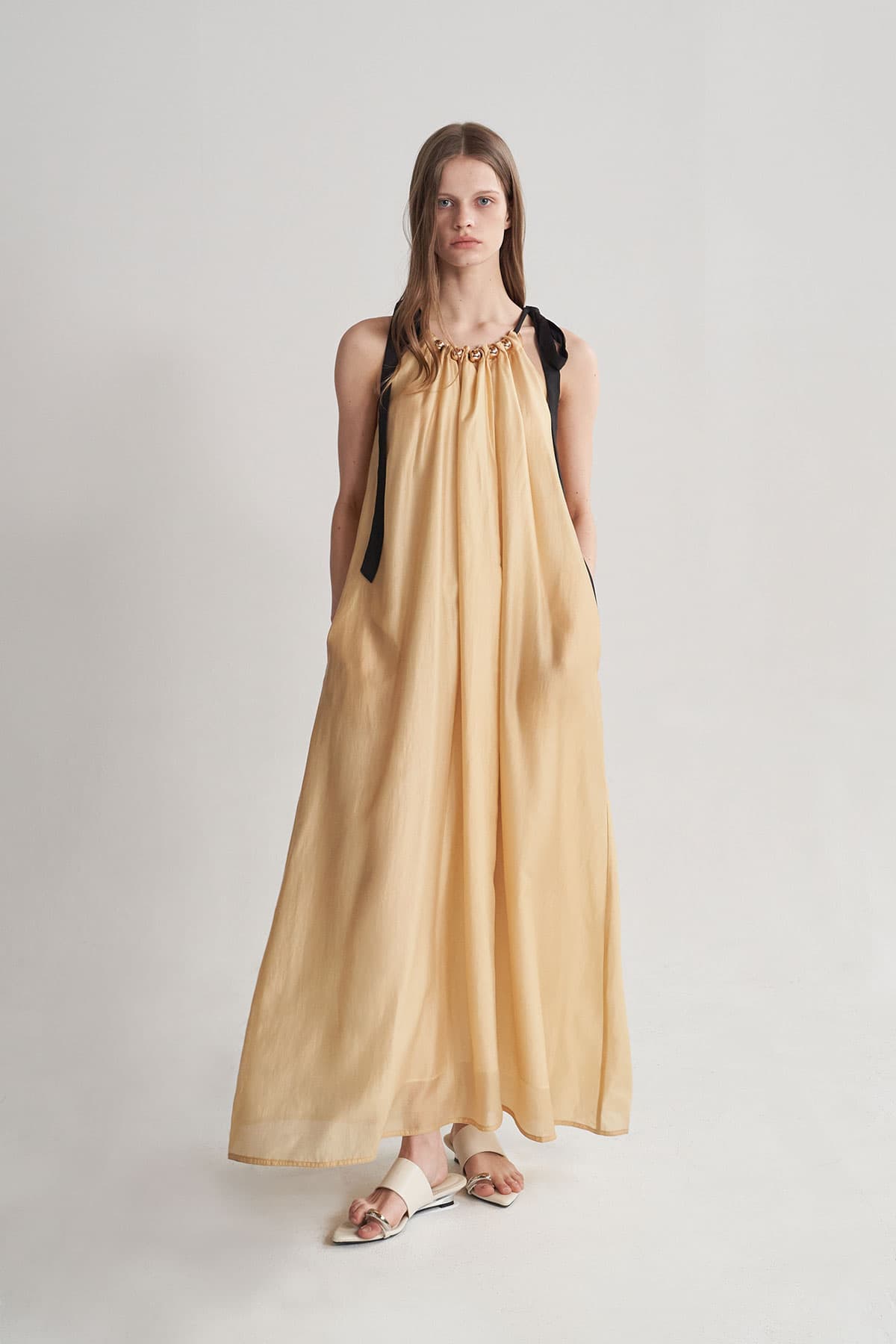 [CAHISIENNE 26SS] Gold Bead Ribbon Shoulder Maxi Dress — vue 3