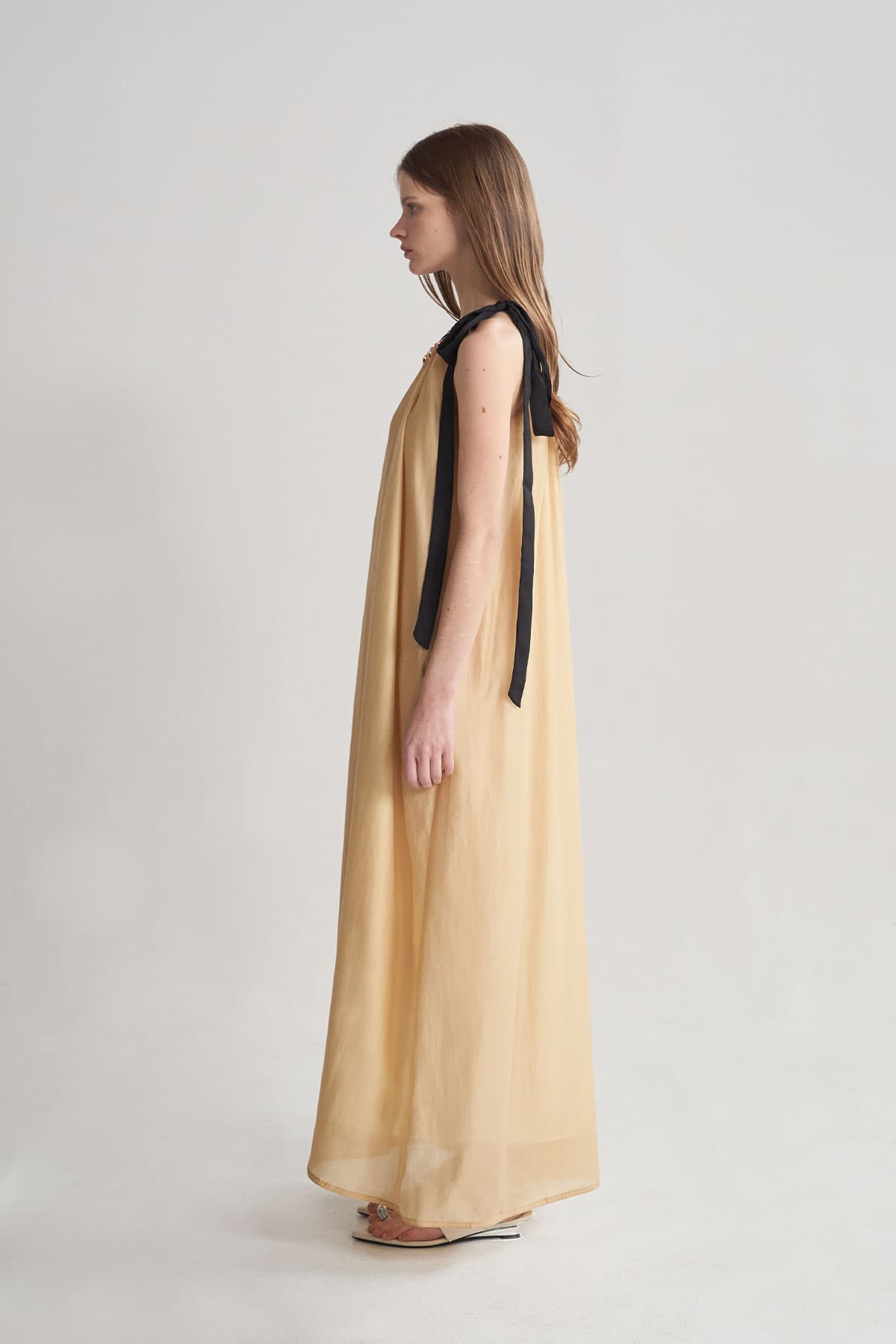 [CAHISIENNE 26SS] Gold Bead Ribbon Shoulder Maxi Dress — vue 4