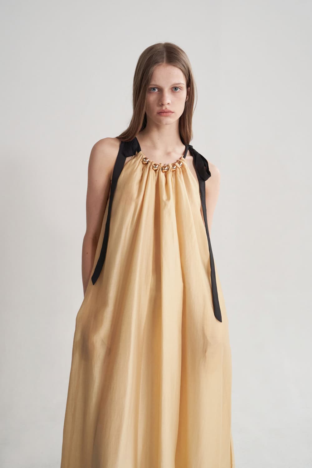 [CAHISIENNE 26SS] Gold Bead Ribbon Shoulder Maxi Dress — vue 7