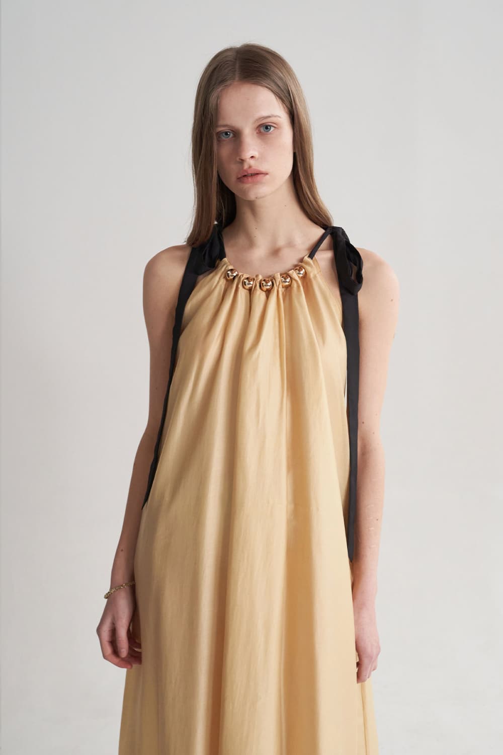 [CAHISIENNE 26SS] Gold Bead Ribbon Shoulder Maxi Dress — vue 8