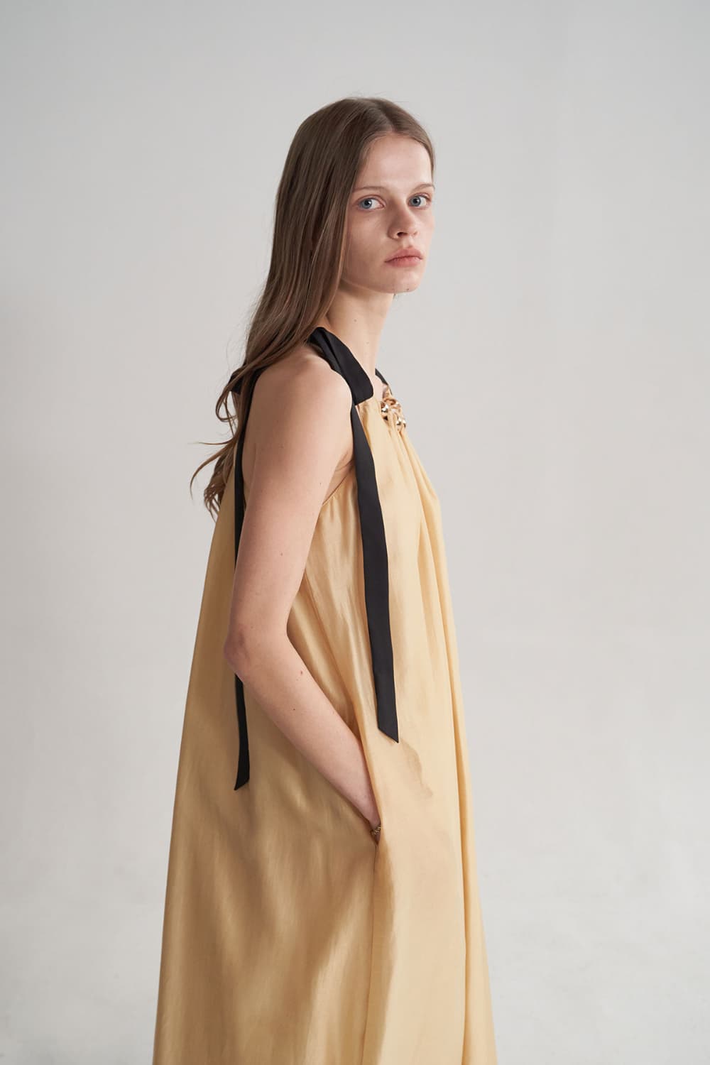 [CAHISIENNE 26SS] Gold Bead Ribbon Shoulder Maxi Dress — vue 9