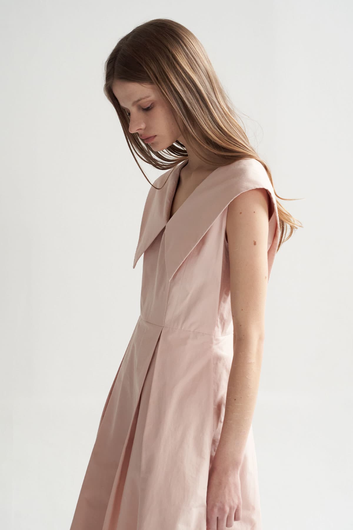 [CAHISIENNE 26SS] Big Collar Tuck Detail Midi Dress — vue 2