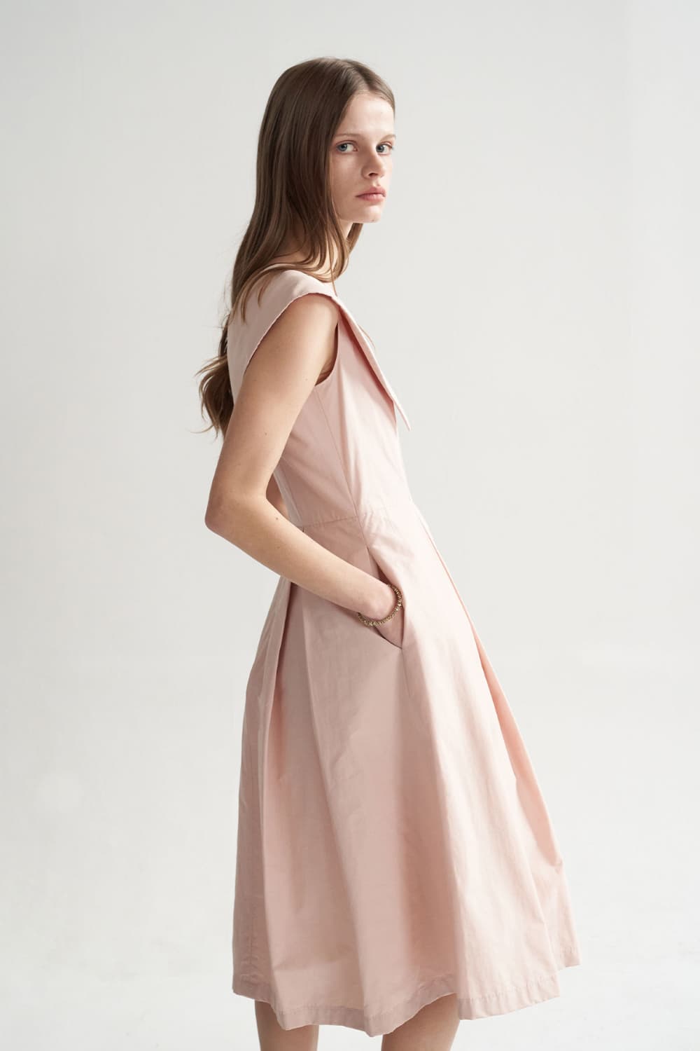 [CAHISIENNE 26SS] Big Collar Tuck Detail Midi Dress — vue 11