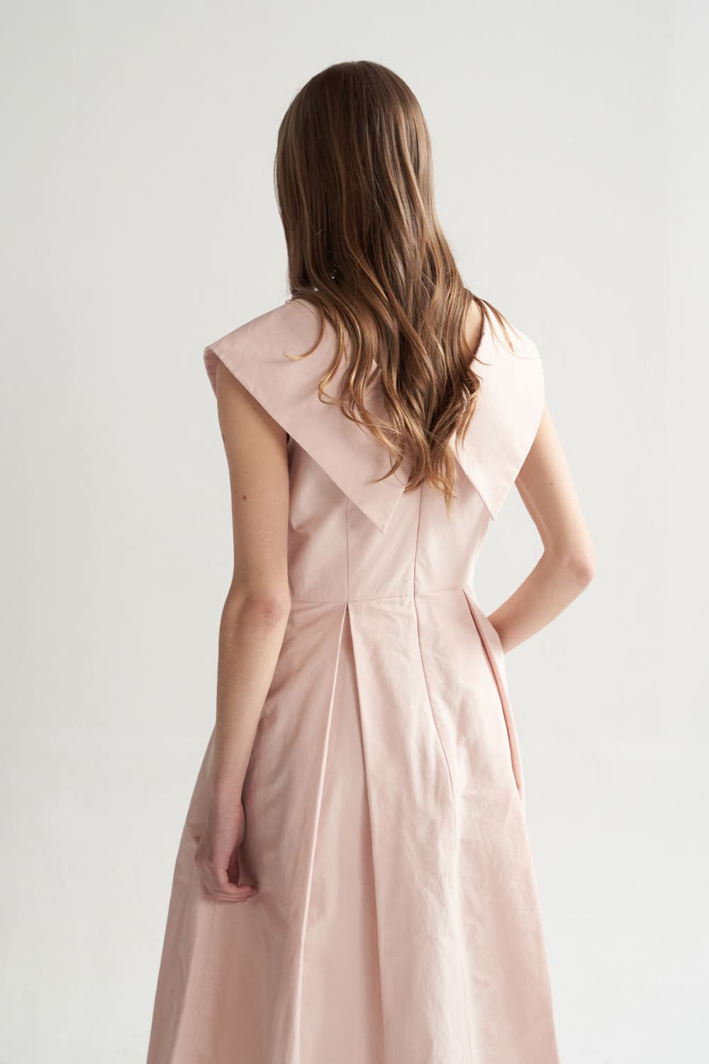 [CAHISIENNE 26SS] Big Collar Tuck Detail Midi Dress — vue 12