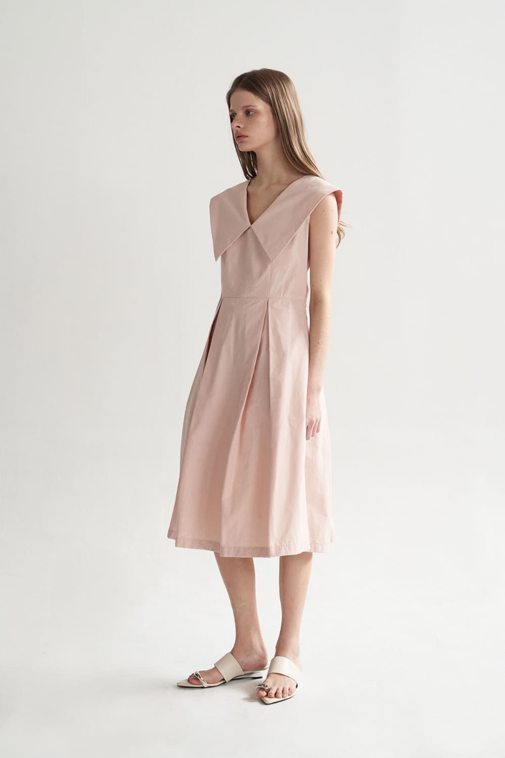 [CAHISIENNE 26SS] Big Collar Tuck Detail Midi Dress — vue 13
