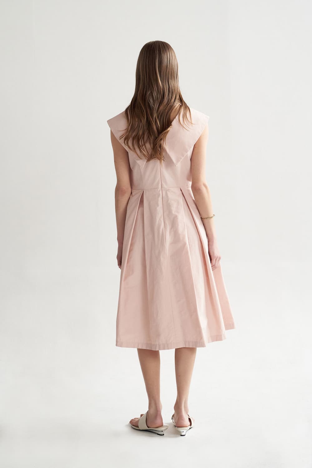 [CAHISIENNE 26SS] Big Collar Tuck Detail Midi Dress — vue 14
