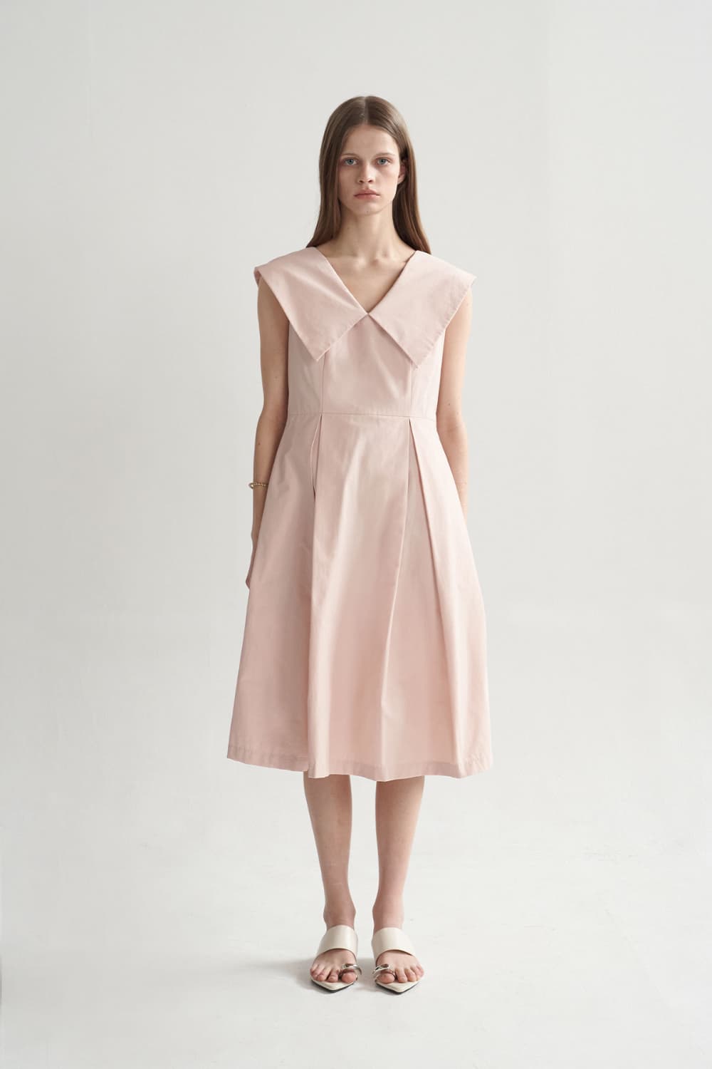 [CAHISIENNE 26SS] Big Collar Tuck Detail Midi Dress — vue 15