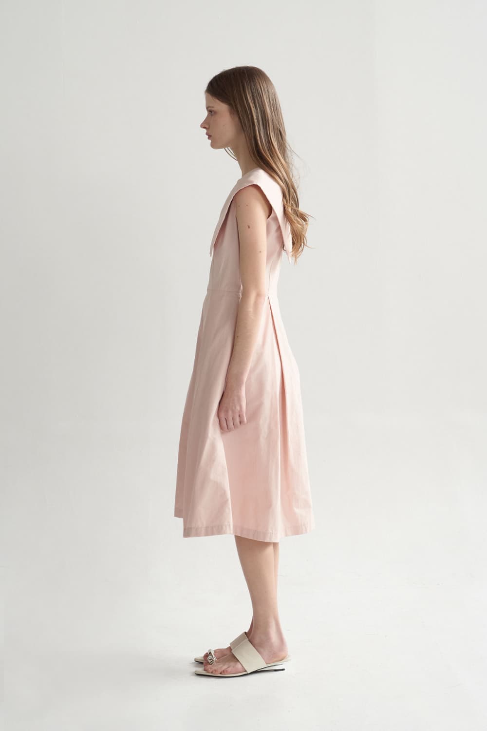 [CAHISIENNE 26SS] Big Collar Tuck Detail Midi Dress — vue 16