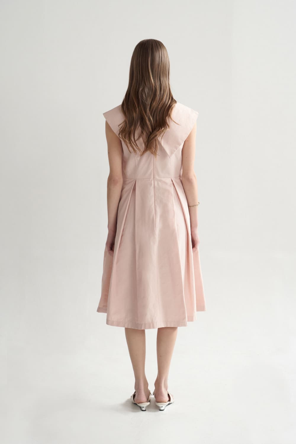 [CAHISIENNE 26SS] Big Collar Tuck Detail Midi Dress — vue 17