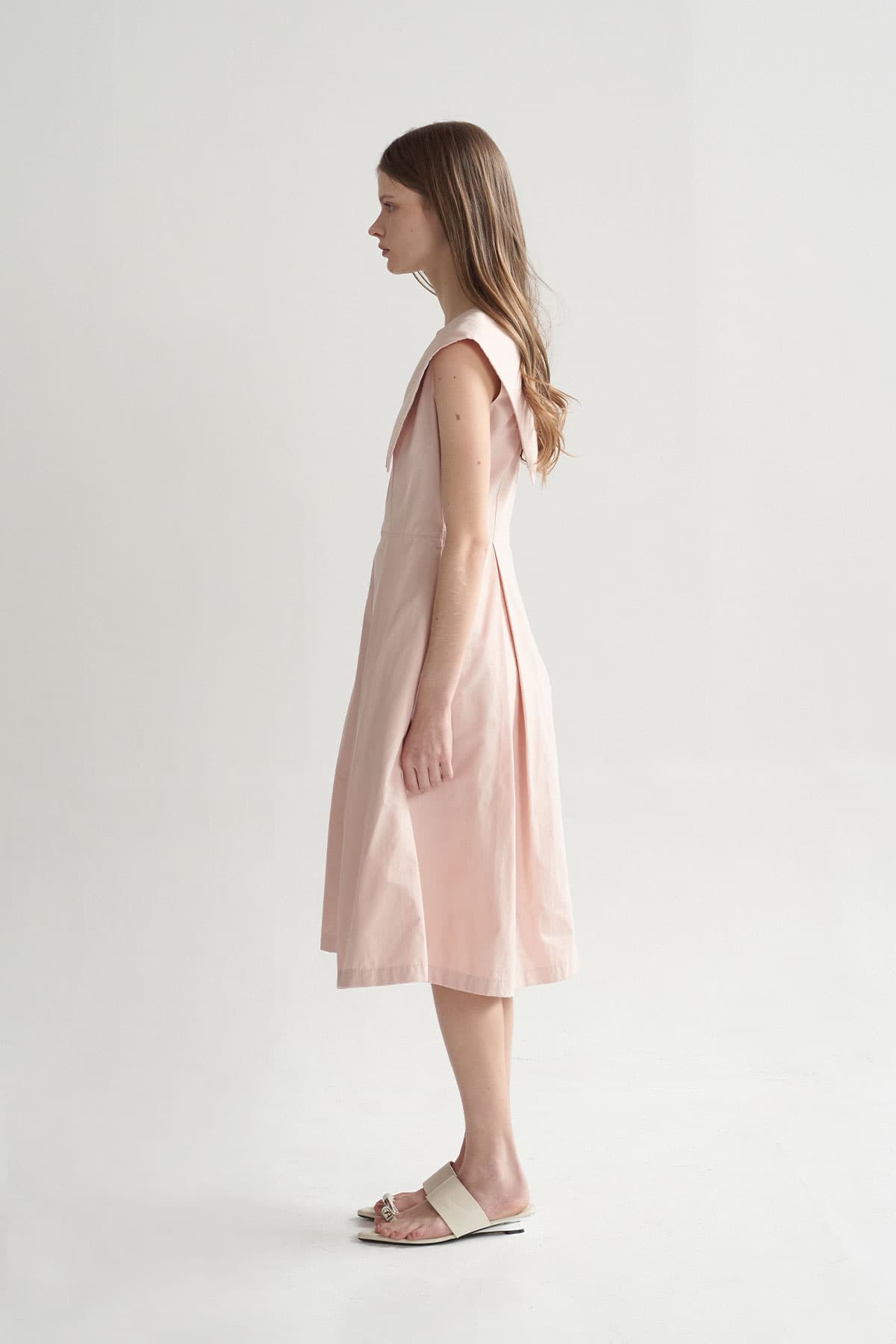 [CAHISIENNE 26SS] Big Collar Tuck Detail Midi Dress — vue 4
