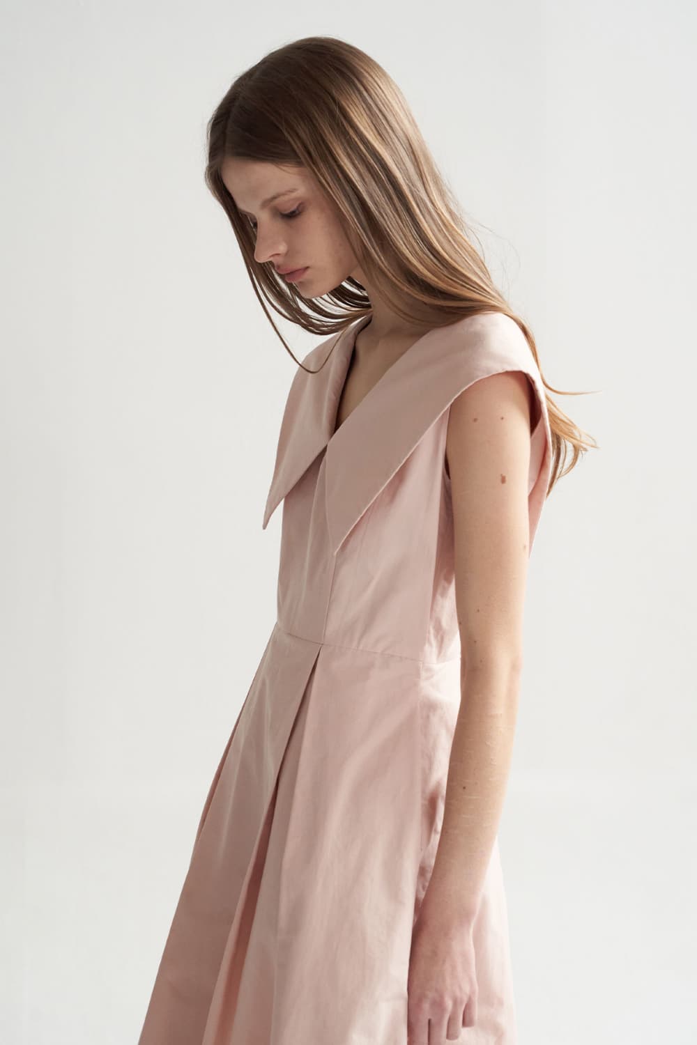 [CAHISIENNE 26SS] Big Collar Tuck Detail Midi Dress — vue 7