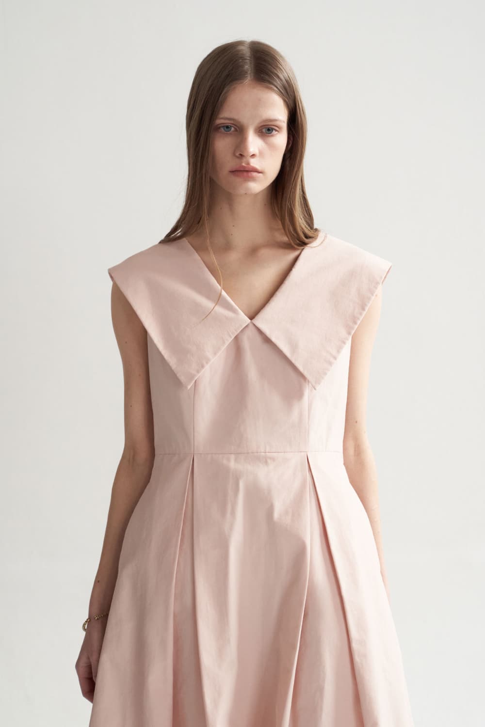 [CAHISIENNE 26SS] Big Collar Tuck Detail Midi Dress — vue 8