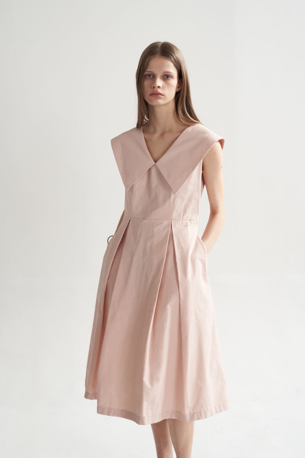 [CAHISIENNE 26SS] Big Collar Tuck Detail Midi Dress — vue 9