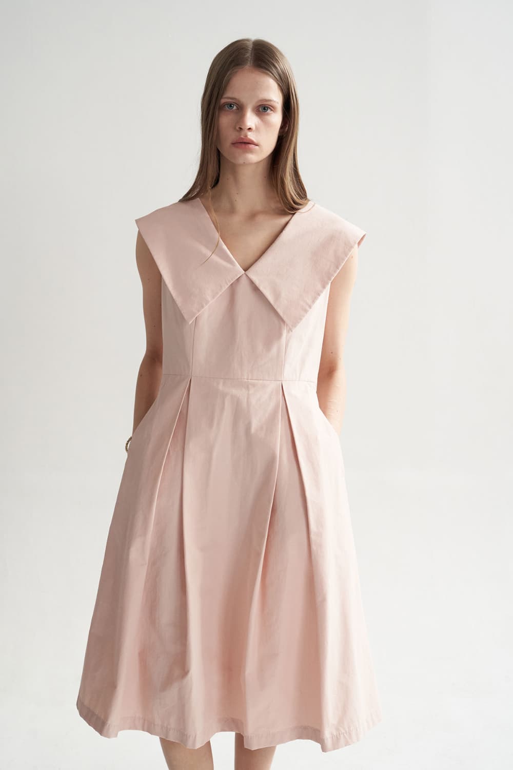 [CAHISIENNE 26SS] Big Collar Tuck Detail Midi Dress — vue 10