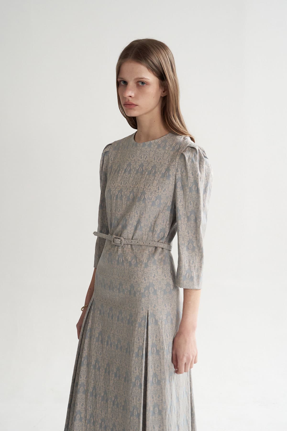 [CAHISIENNE 26SS] Wedding-Guest Embroidered H-Line Midi Dress (Dark Sky Blue) — vue 2
