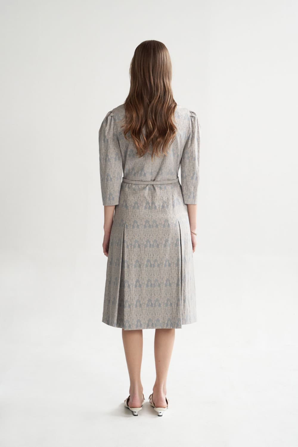 [CAHISIENNE 26SS] Wedding-Guest Embroidered H-Line Midi Dress (Dark Sky Blue) — vue 15