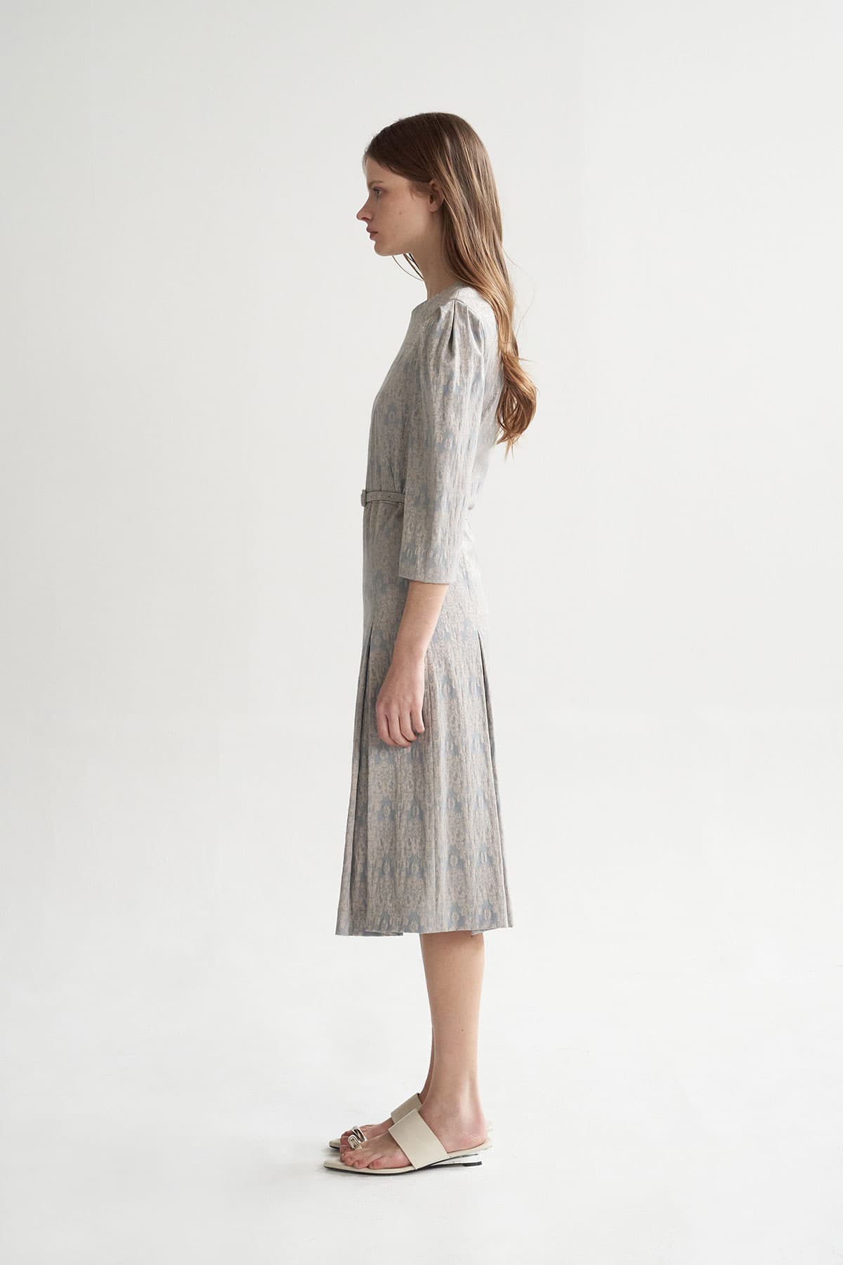 [CAHISIENNE 26SS] Wedding-Guest Embroidered H-Line Midi Dress (Dark Sky Blue) — vue 4