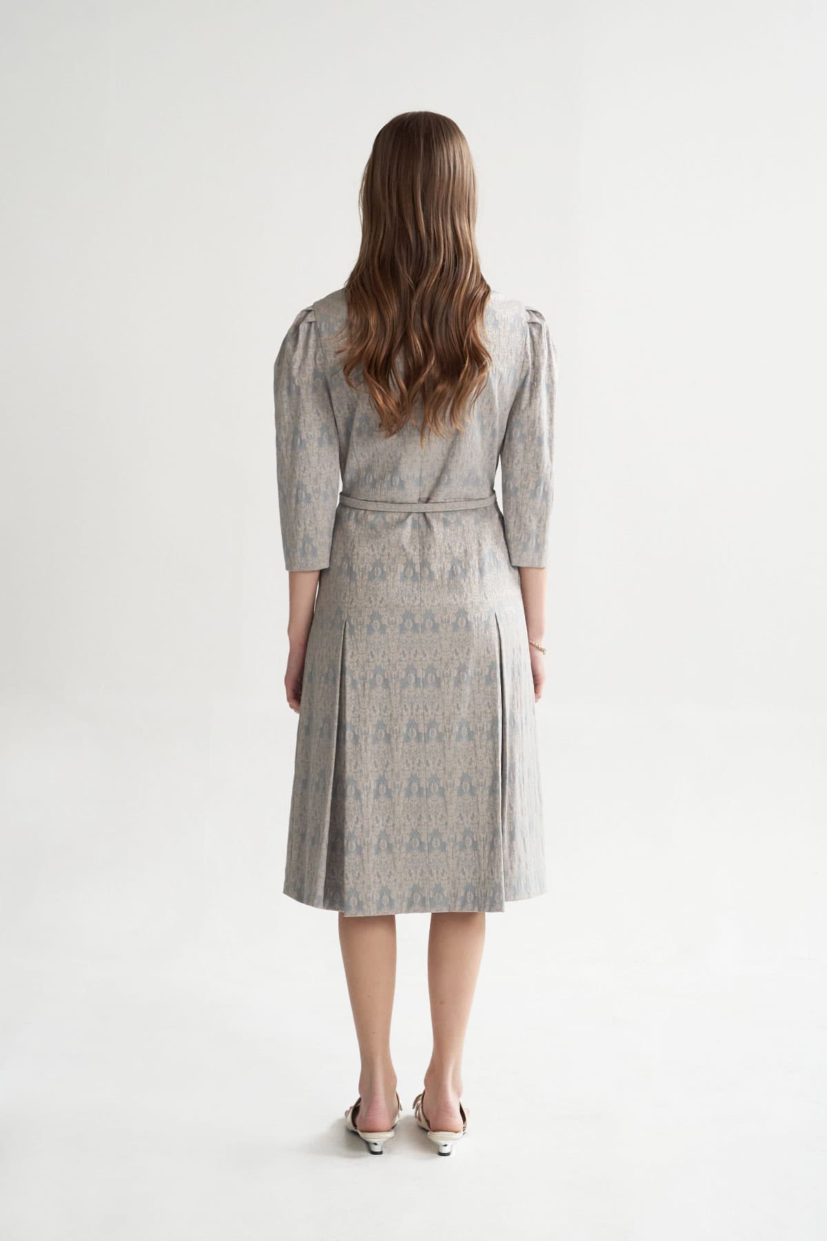 [CAHISIENNE 26SS] Wedding-Guest Embroidered H-Line Midi Dress (Dark Sky Blue) — vue 5