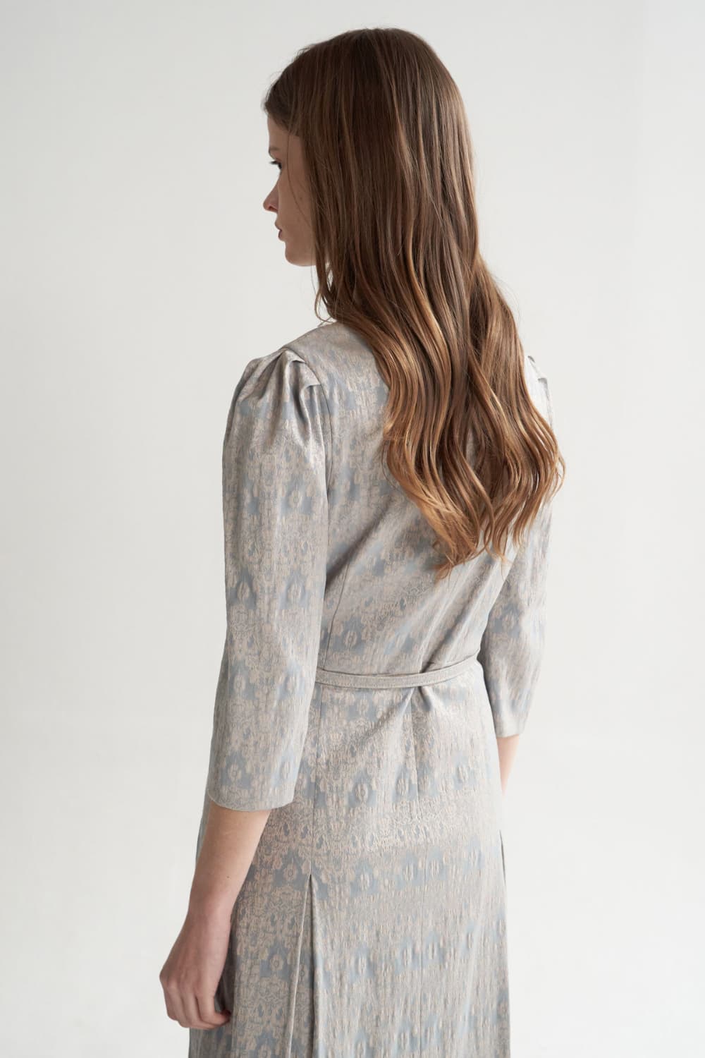 [CAHISIENNE 26SS] Wedding-Guest Embroidered H-Line Midi Dress (Dark Sky Blue) — vue 9