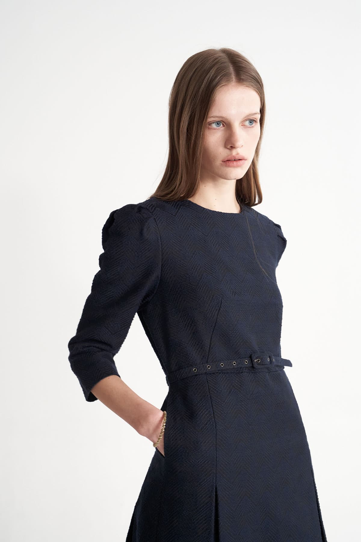 [CAHISIENNE 26SS] Wedding-Guest Jacquard H-Line Midi Dress (Navy Blue) — vue 2