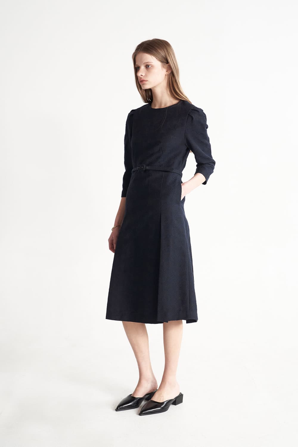 [CAHISIENNE 26SS] Wedding-Guest Jacquard H-Line Midi Dress (Navy Blue) — vue 12