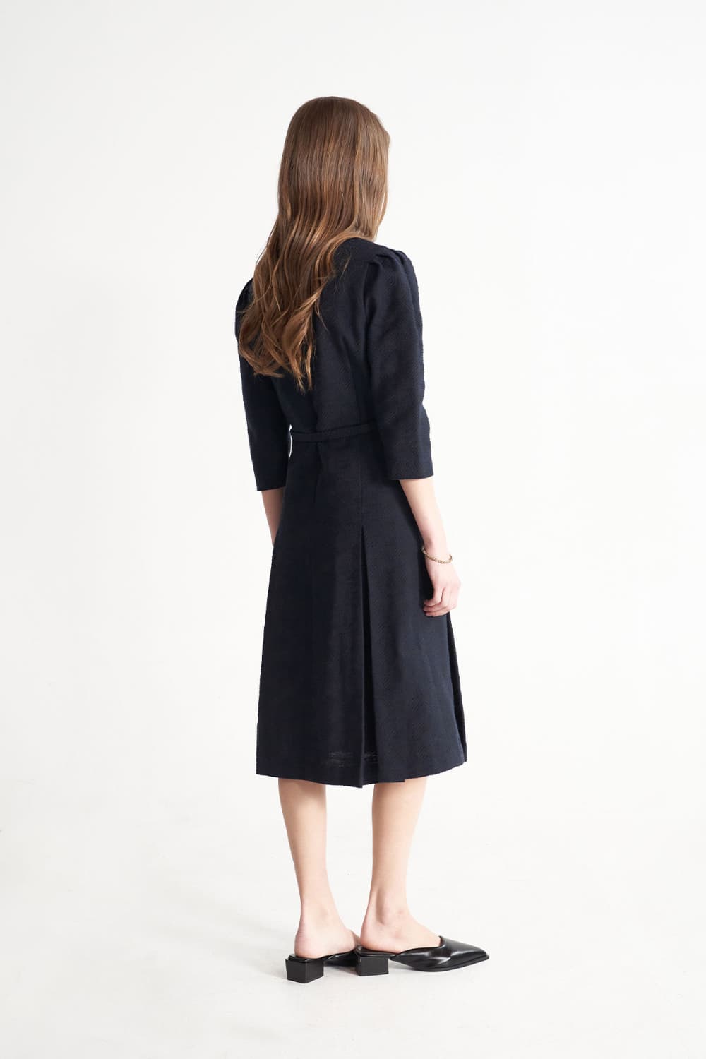 [CAHISIENNE 26SS] Wedding-Guest Jacquard H-Line Midi Dress (Navy Blue) — vue 14