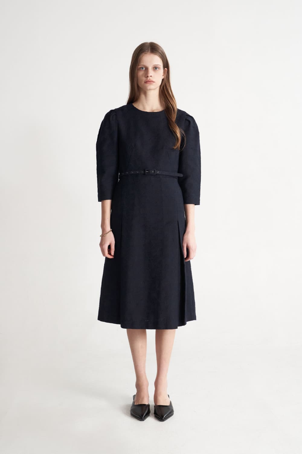 [CAHISIENNE 26SS] Wedding-Guest Jacquard H-Line Midi Dress (Navy Blue) — vue 15