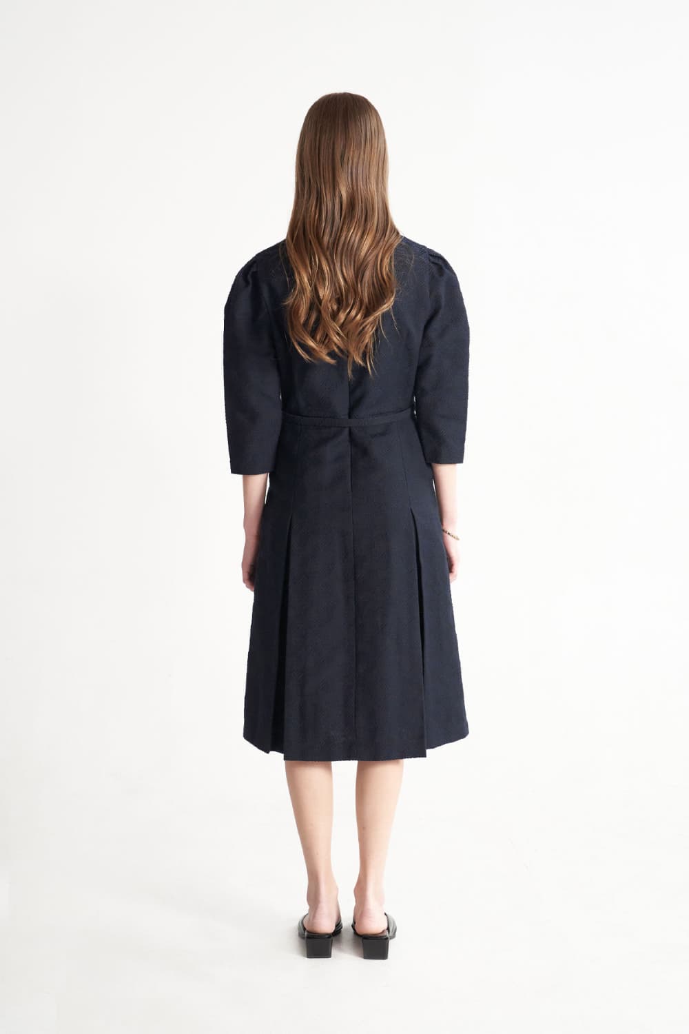 [CAHISIENNE 26SS] Wedding-Guest Jacquard H-Line Midi Dress (Navy Blue) — vue 17