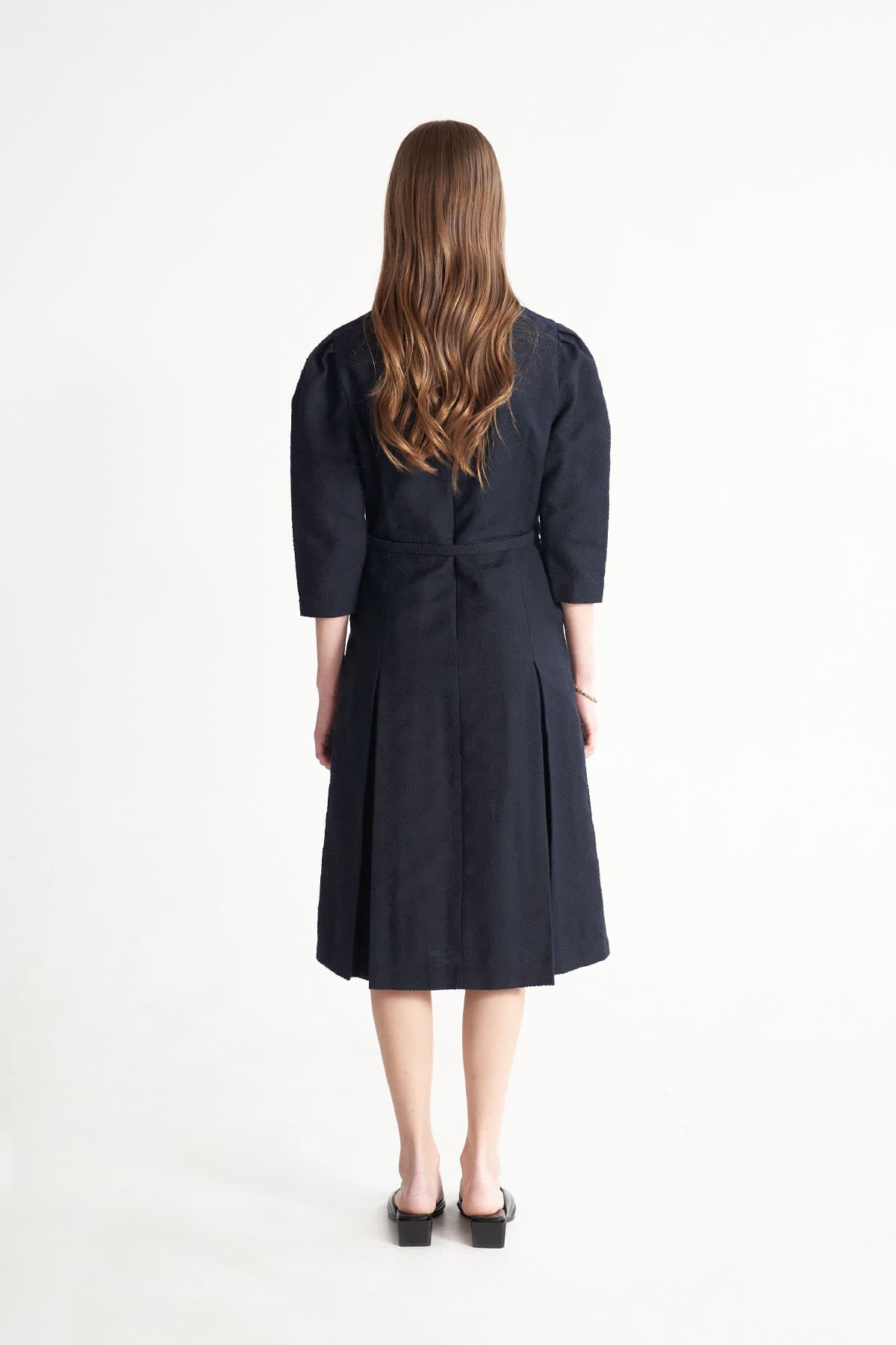 [CAHISIENNE 26SS] Wedding-Guest Jacquard H-Line Midi Dress (Navy Blue) — vue 5