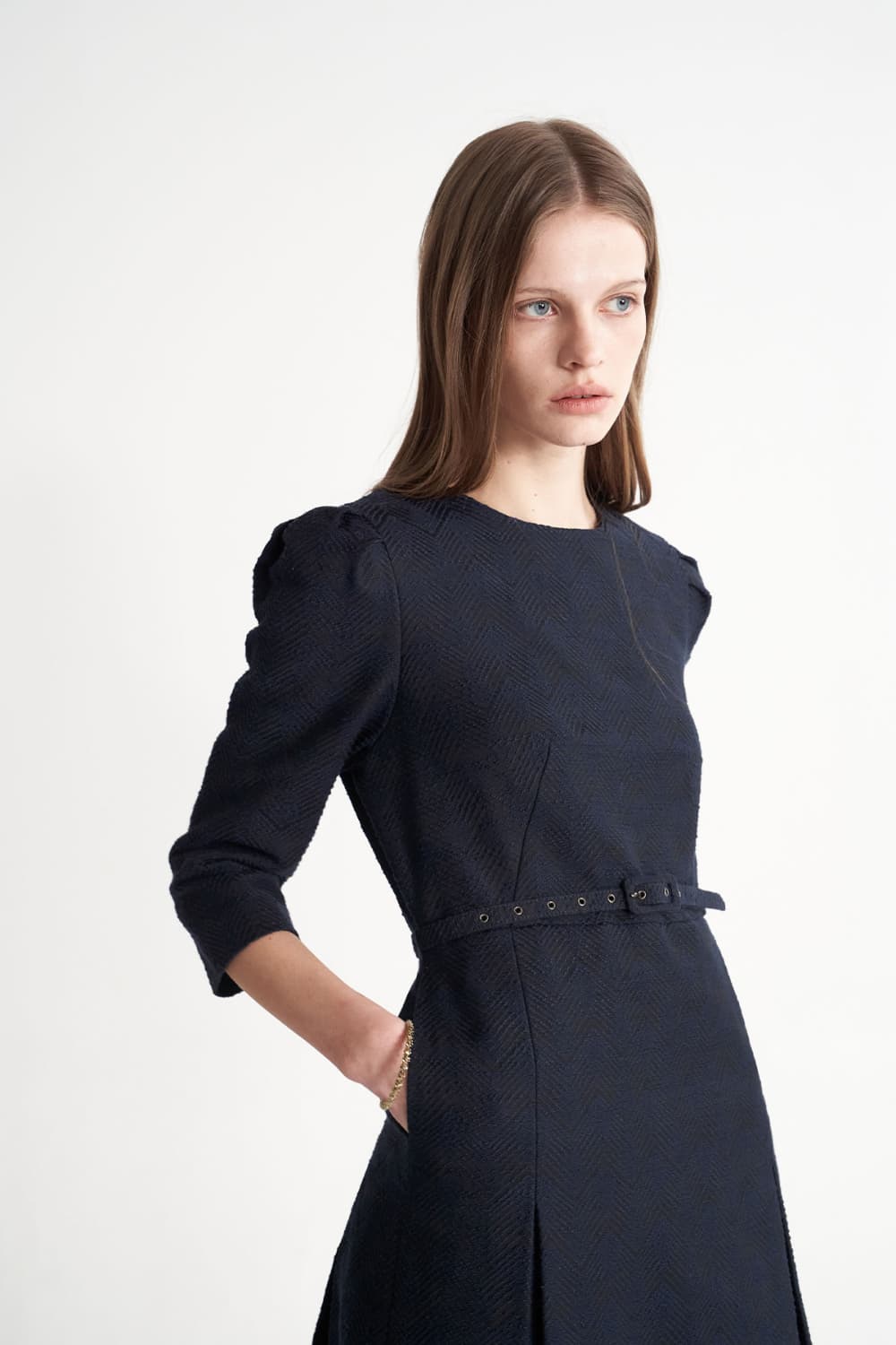 [CAHISIENNE 26SS] Wedding-Guest Jacquard H-Line Midi Dress (Navy Blue) — vue 7
