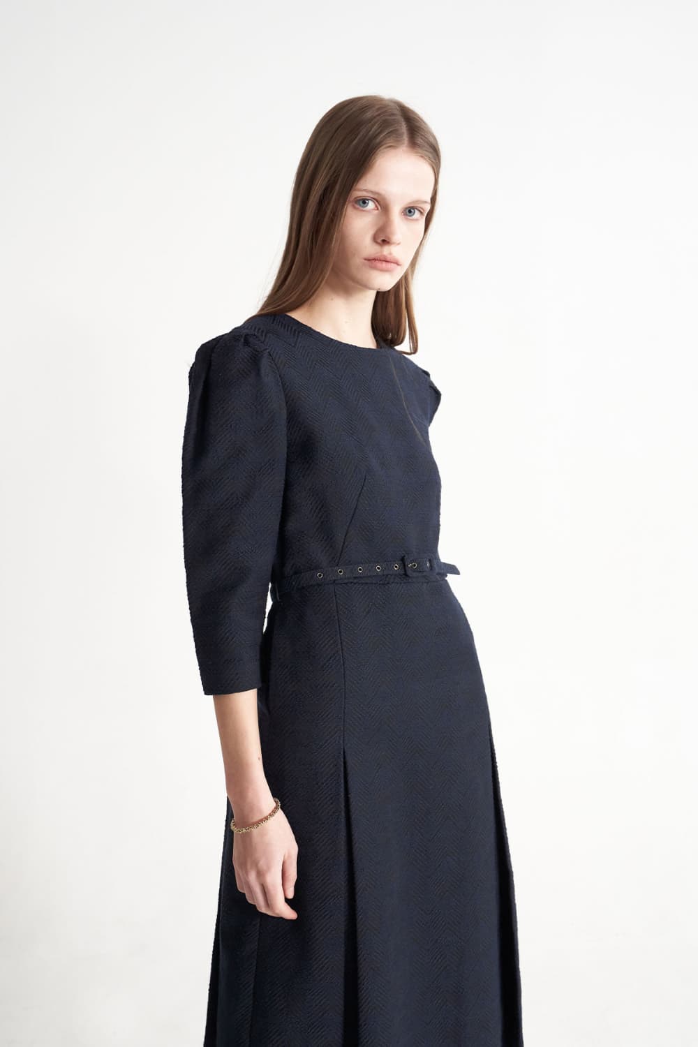 [CAHISIENNE 26SS] Wedding-Guest Jacquard H-Line Midi Dress (Navy Blue) — vue 8