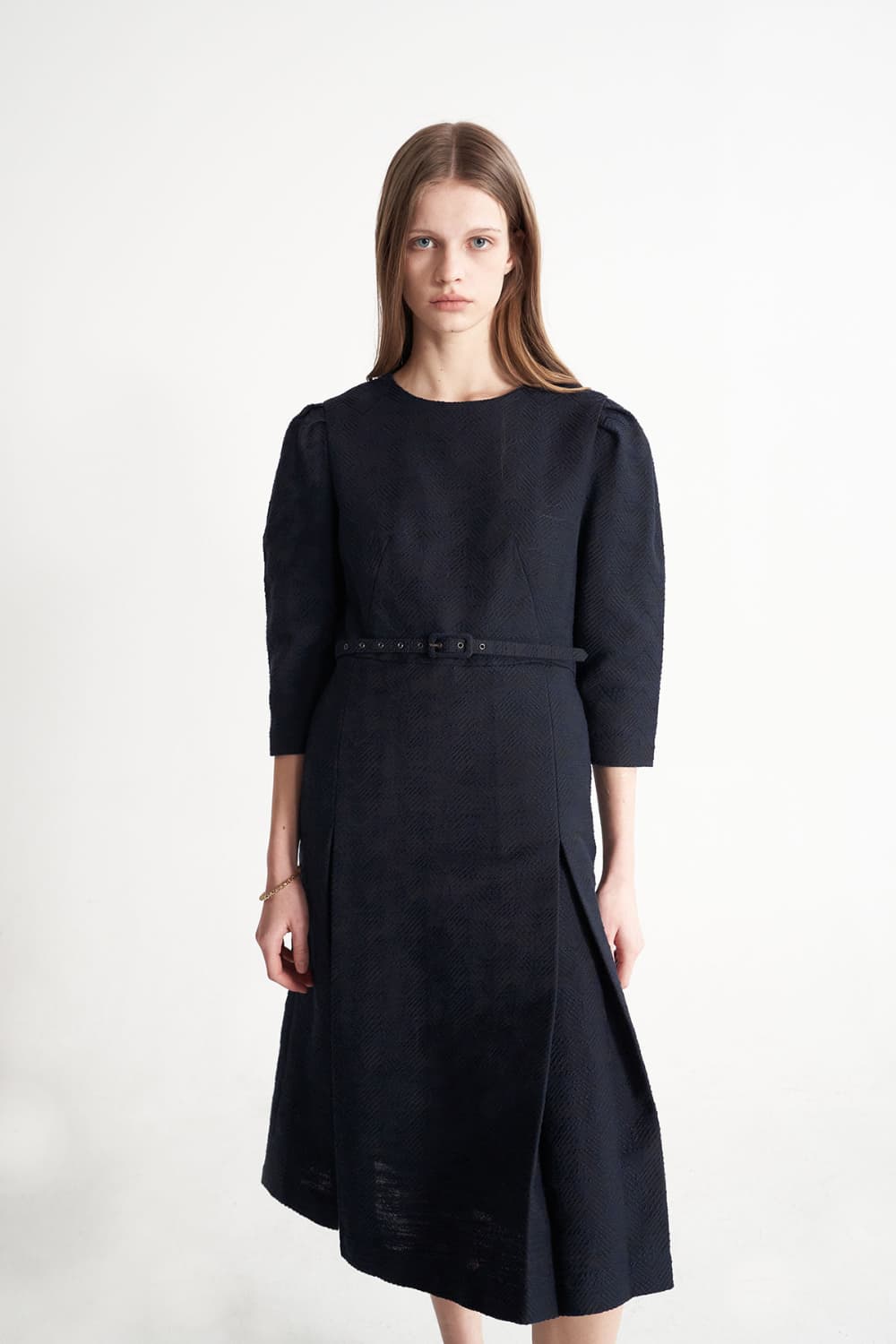 [CAHISIENNE 26SS] Wedding-Guest Jacquard H-Line Midi Dress (Navy Blue) — vue 9