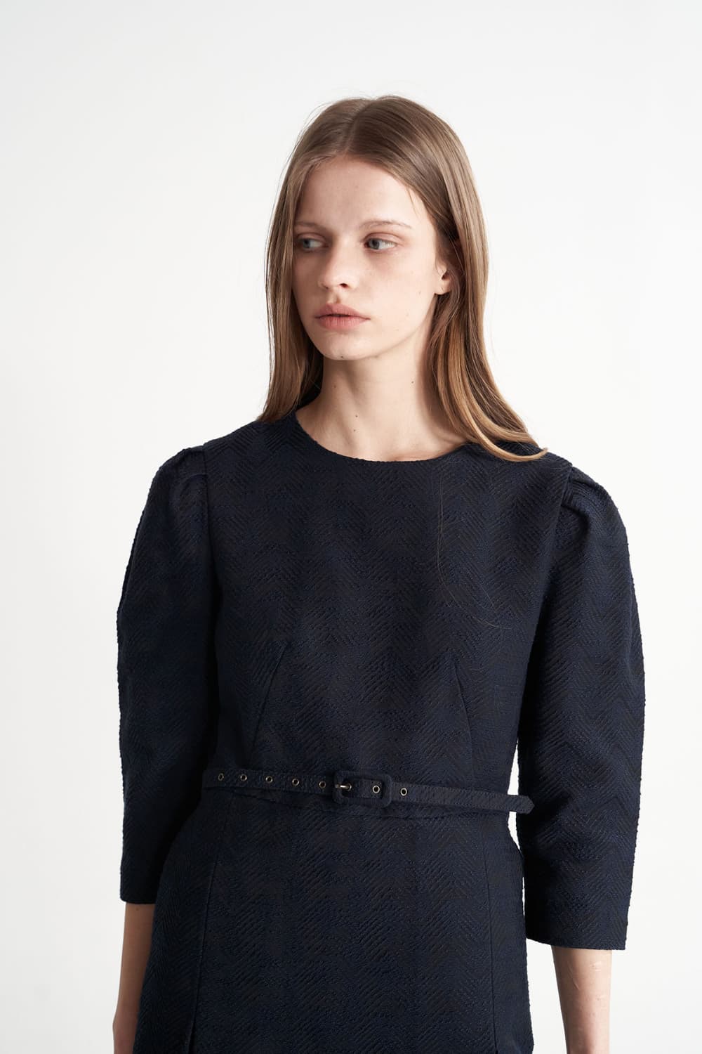 [CAHISIENNE 26SS] Wedding-Guest Jacquard H-Line Midi Dress (Navy Blue) — vue 10