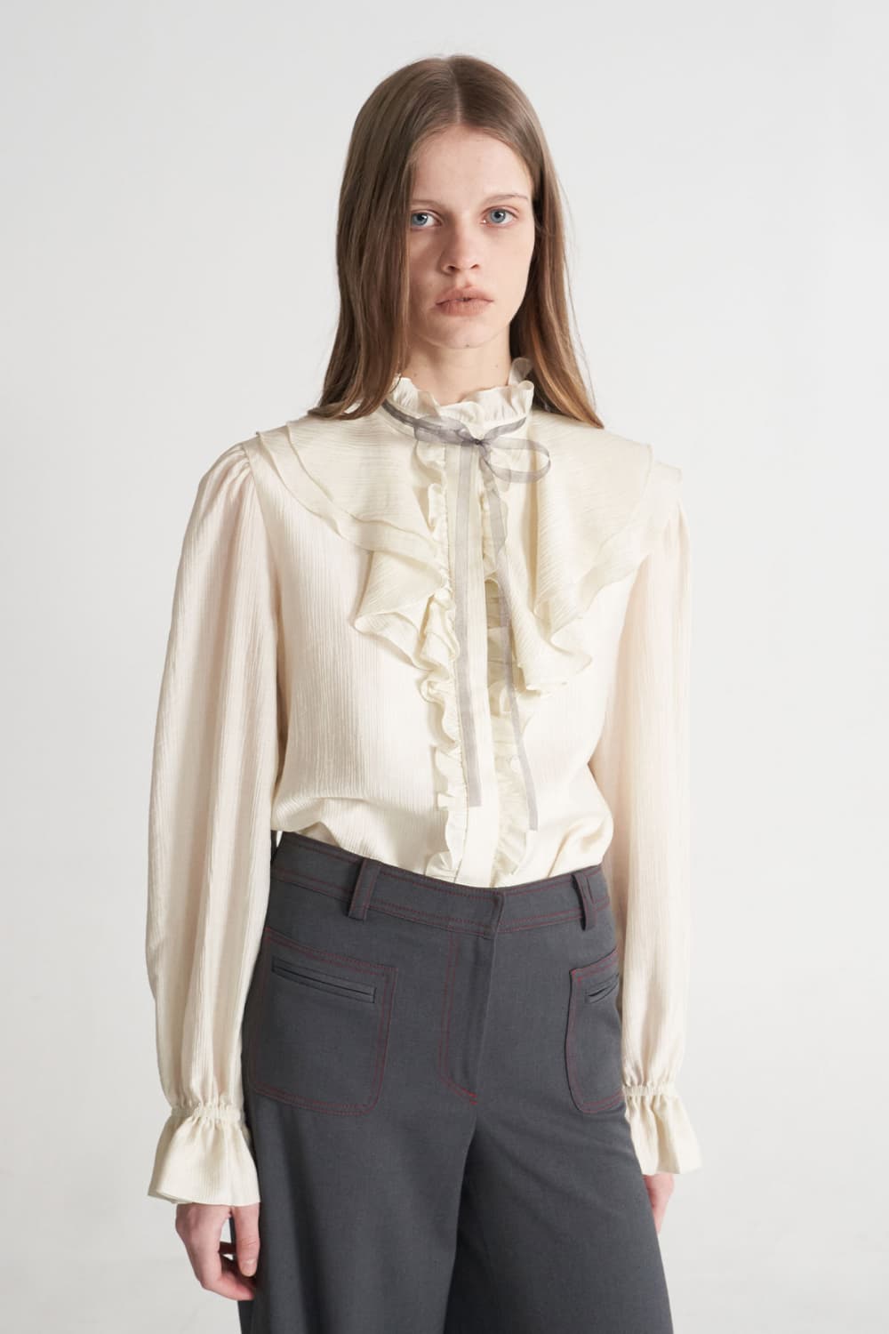 [CAHISIENNE 26SS] Gray Organza Ribbon Jabot Frill Blouse — vue 11