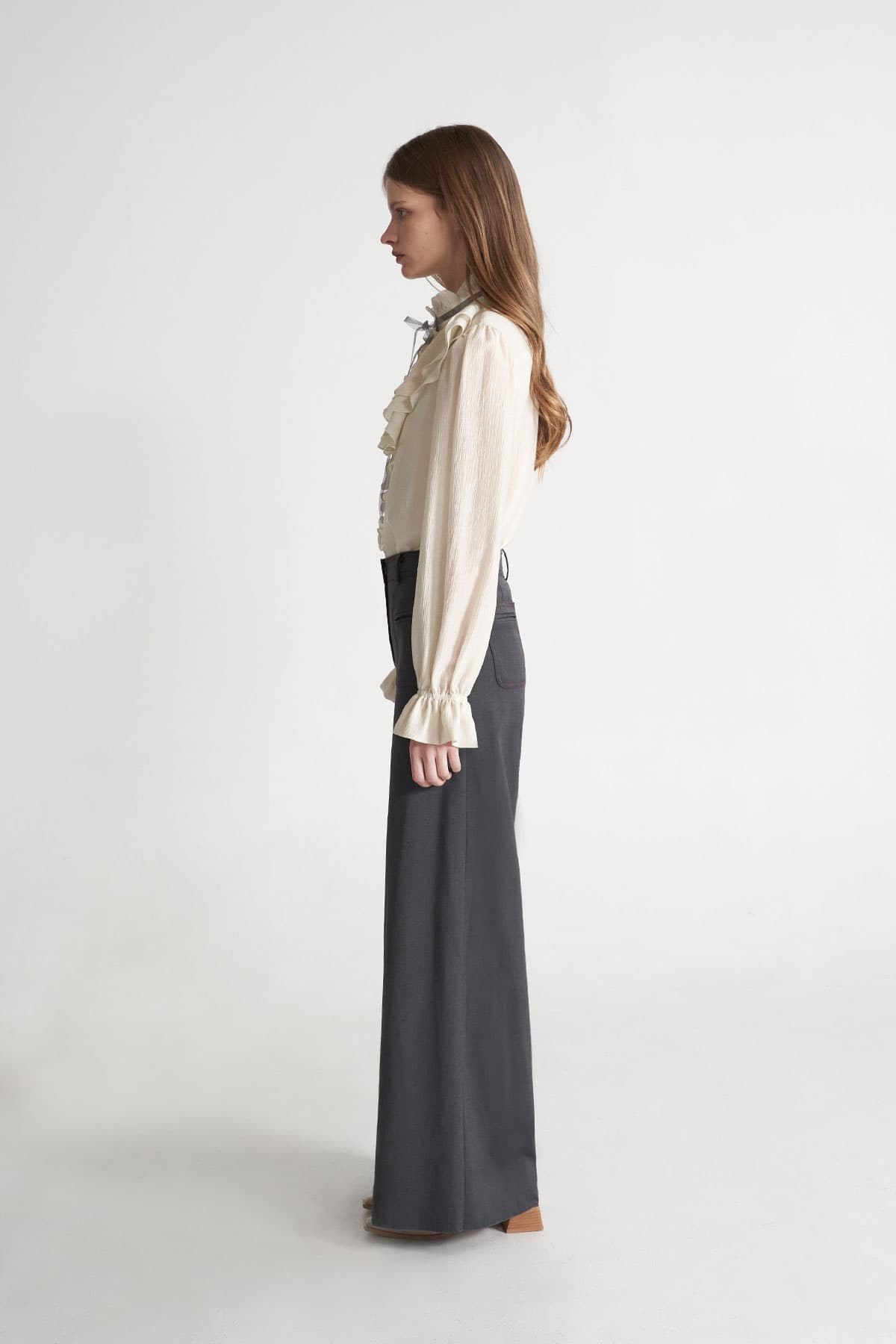 [CAHISIENNE 26SS] Gray Organza Ribbon Jabot Frill Blouse — vue 3