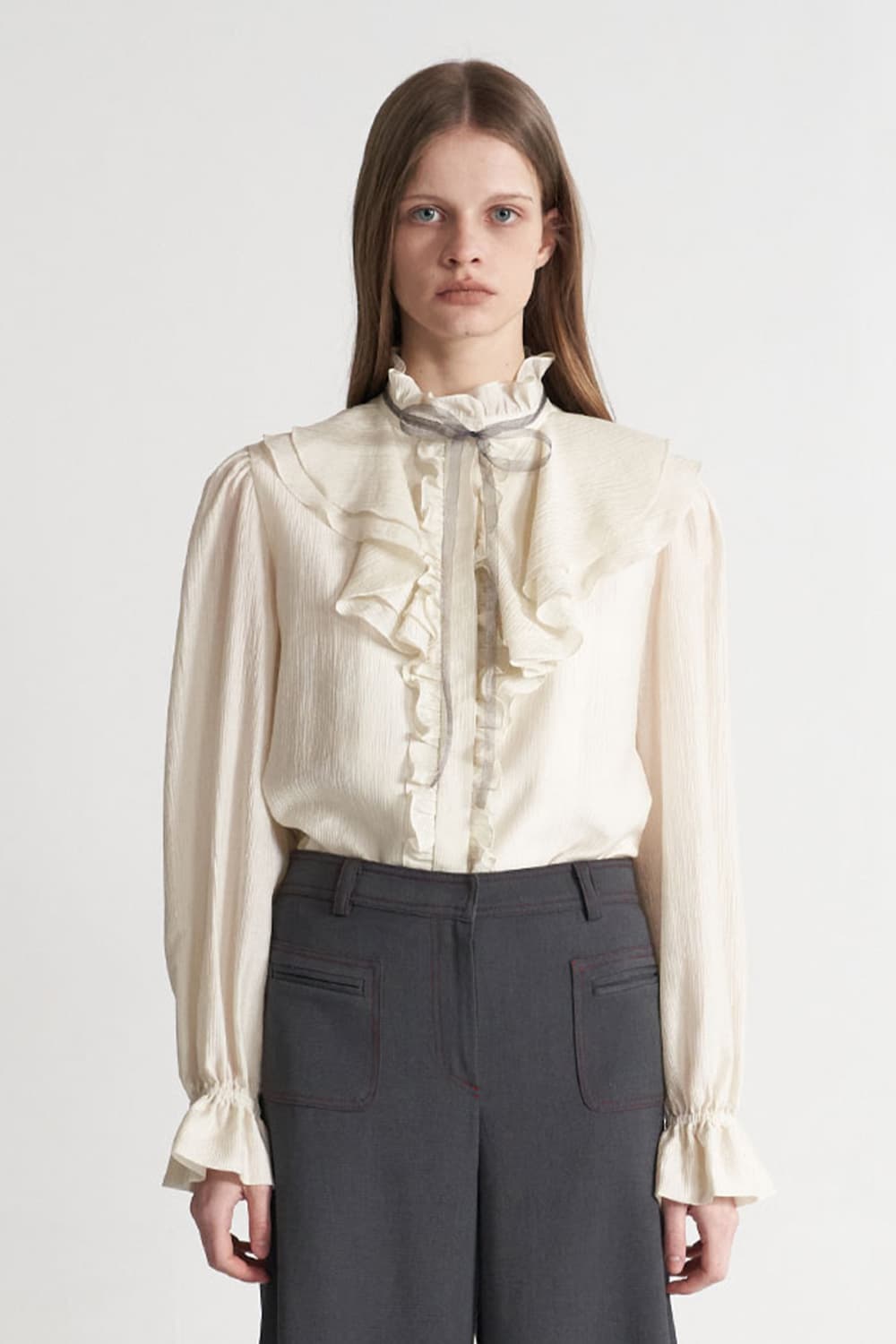 [CAHISIENNE 26SS] Gray Organza Ribbon Jabot Frill Blouse — vue 6